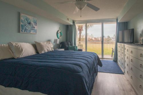 Säng eller sängar i ett rum på Yacht Club Villas #3-103 condo