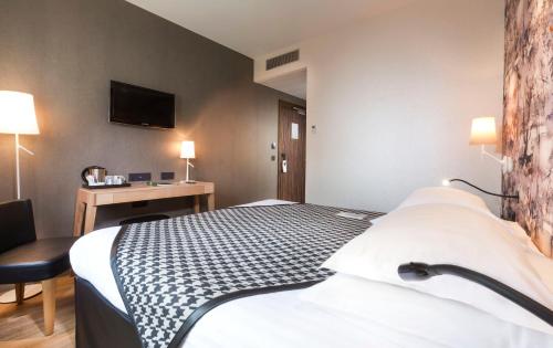 Кровать или кровати в номере Hotel Acanthe - Boulogne Billancourt