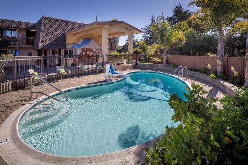 a swimming pool with a gazebo in a yard at Stage Coach Lodge in Monterey