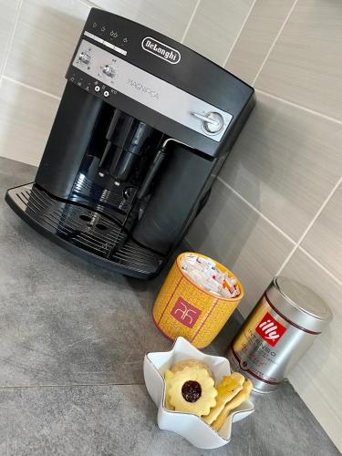 a coffee maker with a cup of chips and a drink at HYPER CENTRE - Colmar Cathédrale - PARKING Gratuit in Colmar
