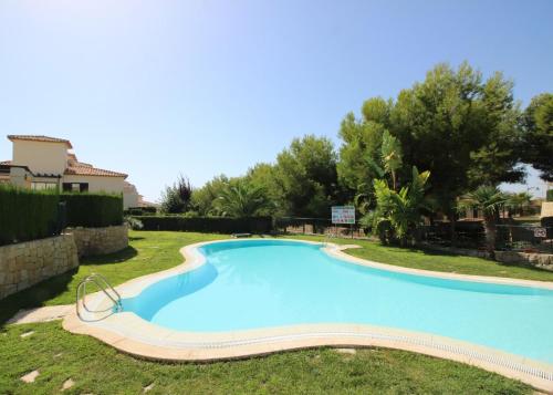 Πισίνα στο ή κοντά στο Adosado de estilo Mediterráneo, con jardín y vistas