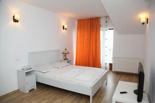 سرير أو أسرّة في غرفة في Hotel Rodiv
