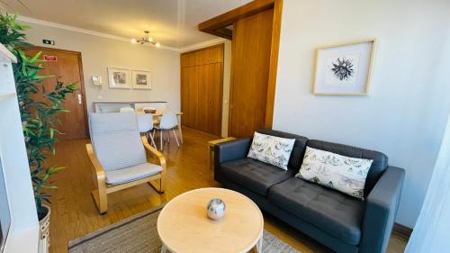 un salon avec un canapé et une table dans l'établissement Anadia Chic Apartment, à Funchal