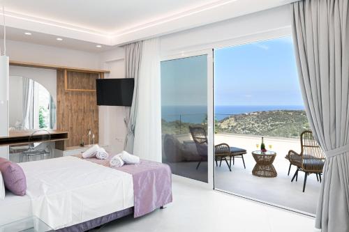 une chambre avec un lit et une vue sur l'océan dans l'établissement Villa Oasis, Luxury Residence, à Réthymnon