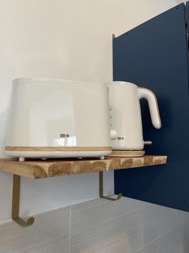 deux grille-pain assis au-dessus d'une table en bois dans l'établissement Elliott, à Saint-Malo