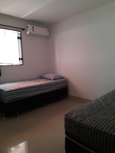 Giường trong phòng chung tại Férias na Praia