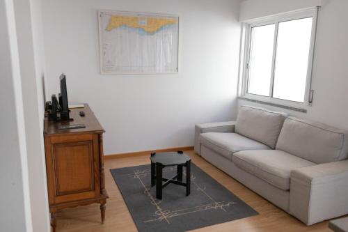 una sala de estar con un sofá y una mesa en Casa Gago, en Faro