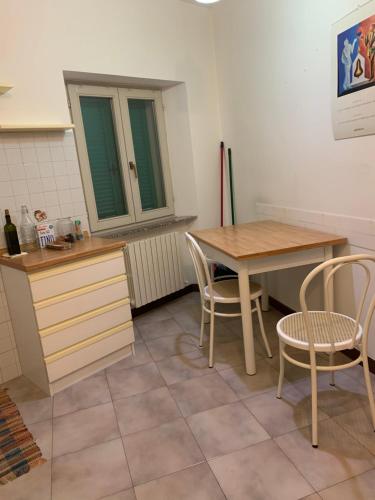 eine Küche mit einem Tisch, einem Tisch und Stühlen in der Unterkunft Appartamenti Paradiso in Macerata