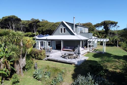 Frosty's Retreat - Great Barrier Island Holiday Home