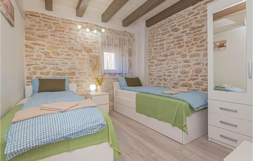 Postel nebo postele na pokoji v ubytování Stunning Home In Ljubotic With Sauna, Wifi And 4 Bedrooms