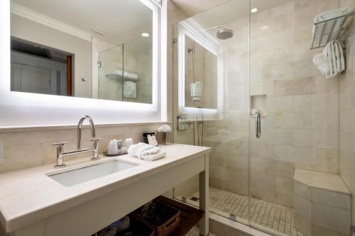 y baño con lavabo y ducha. en The Pearl Hotel, en Rosemary Beach