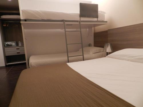 Una cama o camas en una habitación de HLL Hotel Lungolago Lecco-Como Lake