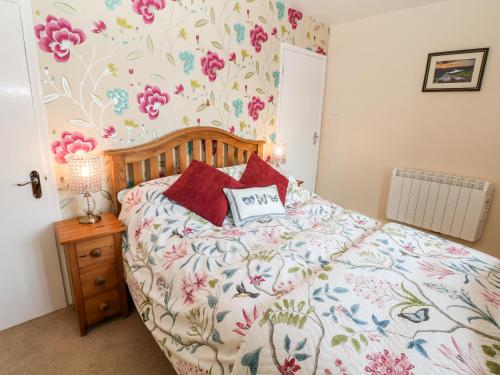 Giường trong phòng chung tại Hathaway Cottage