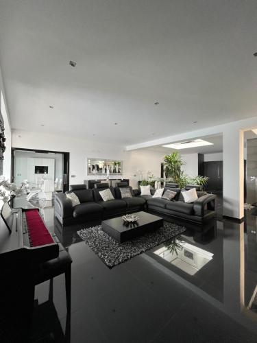 a living room with couches and a table at Vivenda Luxuosa in Feteiras
