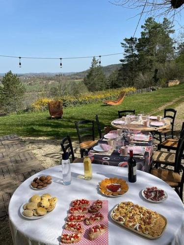 une table avec des assiettes de nourriture dans l'établissement Maison Colette au coeur du périgord noir, à Montignac