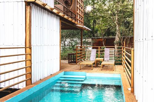 una piscina en el patio trasero de una casa en The Mimosas - Beautiful Unique Container Homes with Pool en Hone Creek