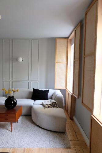 ワイマールにあるDesign Apartments Weimar Altstadtの白いソファとテーブルのあるリビングルーム