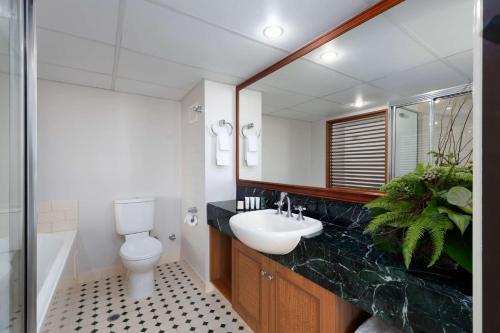 Ett badrum på Rydges Southbank Townsville