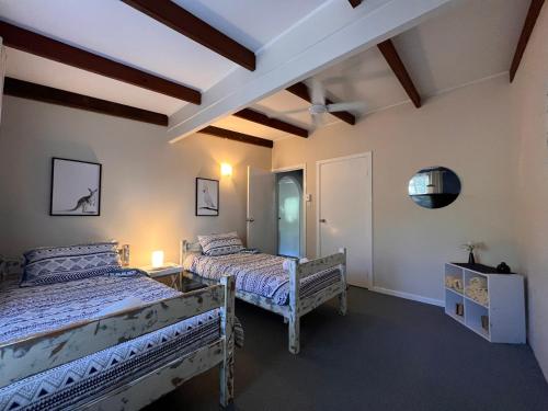 เตียงในห้องที่ Colonial Village Resort
