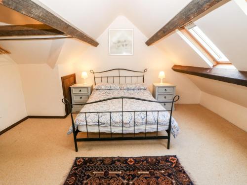 LlannorにあるBwthyn y Dderwen Oak Cottageのベッドルーム1室(ベッド1台付)、屋根裏部屋のドレッサー2台