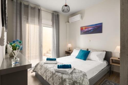 um quarto com uma cama com almofadas azuis em Dora's Home em (( Agía Eleoúsa ))