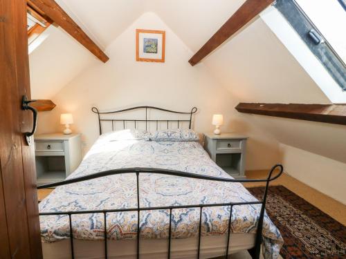 ein Schlafzimmer mit einem Bett auf einem Dachboden in der Unterkunft Bwthyn yr Onnen Ash Cottage in Llannor