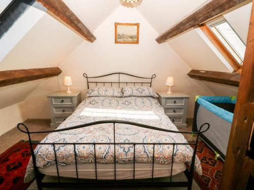 ein Schlafzimmer mit einem Bett und zwei Nachttischen in der Unterkunft Bwthyn yr Helyg Willow Cottage in Llannor
