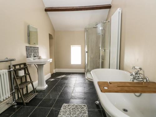 Phòng tắm tại Duddon Cottage