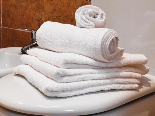 un mucchio di asciugamani seduti sopra un lavandino del bagno di Holiday Suite Fragata a Torrevieja