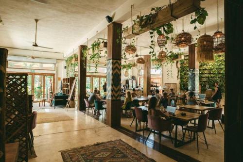 En restaurant eller et andet spisested på Casa Changuito jungle-based villa in Tulum