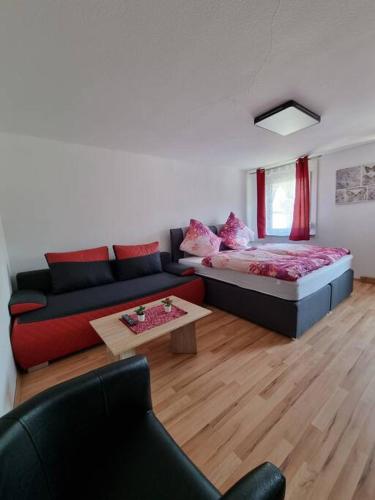 uma sala de estar com um sofá e uma mesa em KM2 Apartment em Triberg