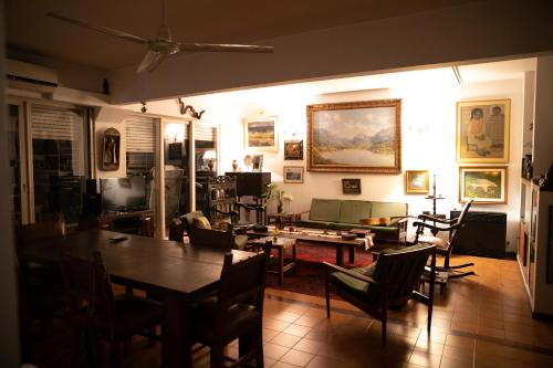 a living room with a table and a couch at Micuman Habitaciones en microcentro con baño privado in San Miguel de Tucumán