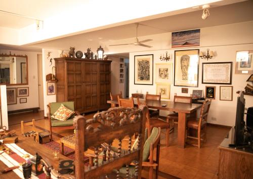 a dining room with a table and chairs at Micuman Habitaciones en microcentro con baño privado in San Miguel de Tucumán