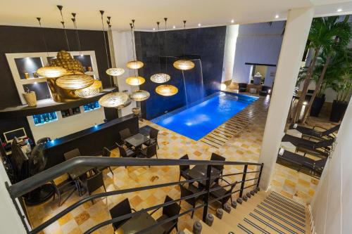 an overhead view of a swimming pool in a house at Hotel Republicano 1910 in Girardot