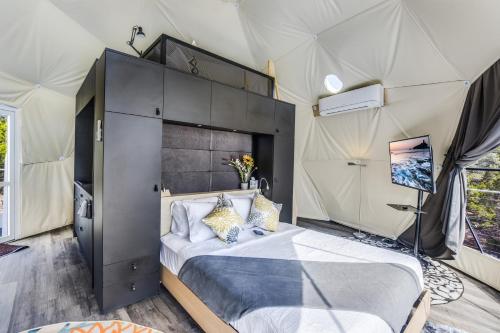 a bedroom with a large bed in a tent at Udoscape Glamping Resort in Lago Vista