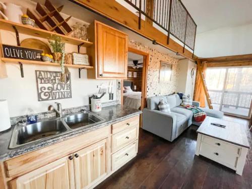 Gallery image of Private Mountain Cottage! King Bed * 8 Acres in Eastonville