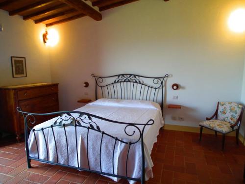 モンティッキエッロにあるCasa del Boscoのベッドルーム(金属製ベッド1台、椅子付)