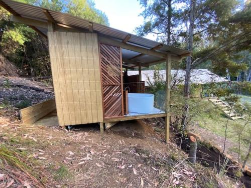 Une petite baignoire est installée sur une colline. dans l'établissement Lynx Lodge, à Waipapa