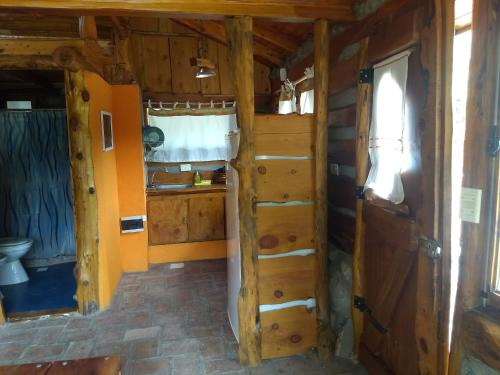 Habitación pequeña con baño y aseo. en Complejo Casas de Campo, en San Marcos Sierras