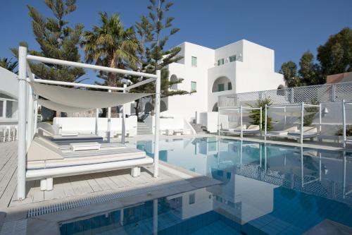 a view of the swimming pool at the villa at Daedalus Hotel in Fira