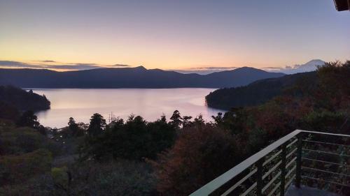 a view of a body of water at sunset at VILLA HAKONE湖空 in Hakone