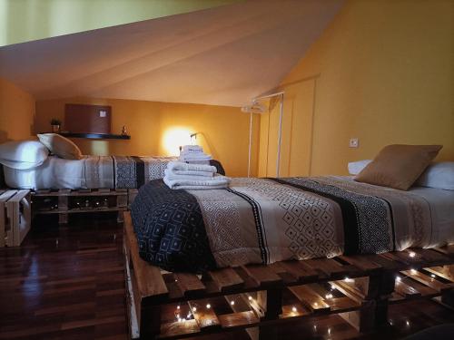 Dos camas en una habitación de hotel con toallas. en NAMASTÉ Avenida Compostela 6, 4B sin ascensor, en Palas de Rei 