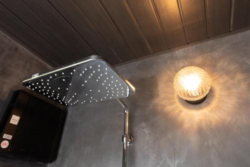 a light on a wall next to a fan at VILLA HAKONE湖空 in Hakone