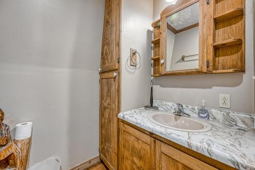 La salle de bains est pourvue d'un lavabo et d'un miroir. dans l'établissement Foxtown Favorite, à Accident