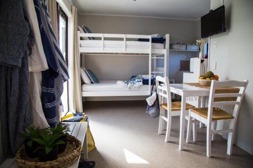 Двухъярусная кровать или двухъярусные кровати в номере Hahei Beach Resort