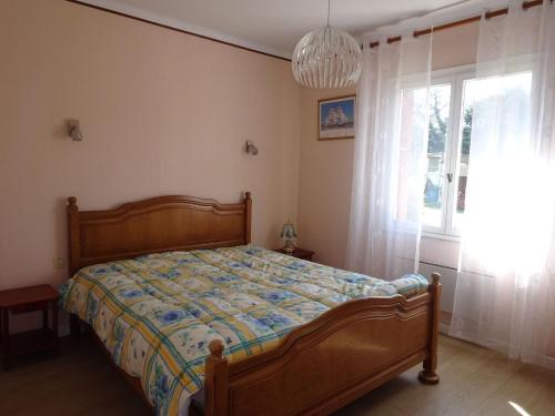 une chambre avec un lit et une fenêtre dans l'établissement Holiday Home in Trelevern near Pink Granite Coast, à Trélévern