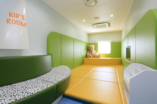um quarto com uma cama e um ursinho de peluche em Meimon Taiyo Ferry 1st sailing from Osaka to Kitakyushu em Osaka