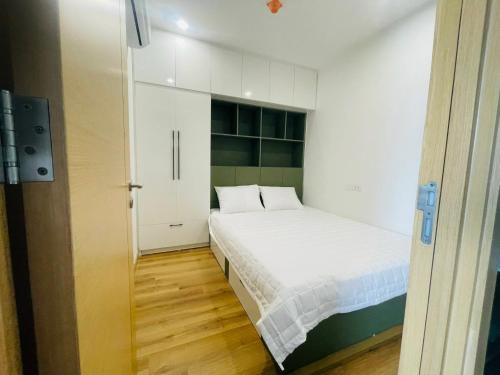 een kleine slaapkamer met een bed en een kast bij GRAND HYCHARMS Serviced 2BR APARTMENT View Cầu Nhơn Hội in Quy Nhon