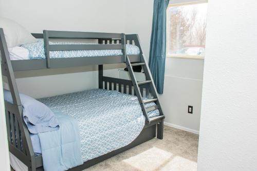 Bunk bed o mga bunk bed sa kuwarto sa Lovely 2 bedroom! Close to All in a 4Plex