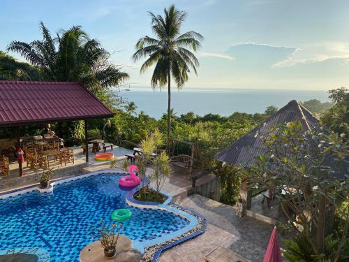 einen Außenpool mit Meerblick in der Unterkunft Sairee View Resort in Ko Tao